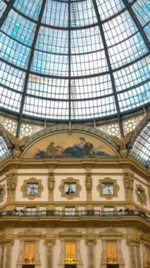 Milan, İtalya - 28 Şubat 2017: Galleria Vittorio Emanuele II, Milan, İtalya 'da insanların zaman aşımı. Milano 'daki en eski İtalya alışveriş merkezidir. Galleria, İtalya 'nın ilk kralı Victor Emmanuel II' nin adını almıştır..