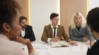 Çeşitli ofis çalışanları stratejik iş pazarlama planları üzerinde çalışıyor ve beyin fırtınası yapıyor. Takım çalışması ve olumlu tutum, süslü iş yerlerinde üretken ve destekleyici hale getirir.