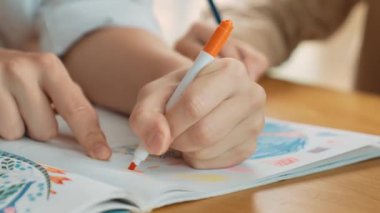 Değişik öğrenci el çizimleri ve boyamalarının resimlerini çizim kitabında işaretleyici kullanarak çektik. Sanat dersinde çizim kitabını kullanan çok kültürlü öğrencilerin yakın çekimi. Rahatlama. Etkinlik.