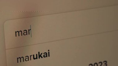 Yakınlardaki pazarı araştıran kullanıcılar, tasarruf etmek veya seyahat etmek için en kısa mesafeli mağazaya sahip internet üzerinden internet üzerinden satın alınacak ürün buluyorlar. Perakende satış yeri arayan bir satıcı. Webography.