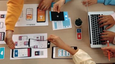 Mobil uygulama ya da web sitesi için kullanıcı arayüzü prototipi planlayan şirket çalışanlarının en iyi görünüm videosu. UX UI tasarımcı beyin fırtınası kullanıcı dostu arayüz planı. Sinerjik