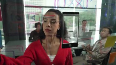 Zeki İspanyol iş kadını çeşitli yönetici takımlarına pazarlama stratejisi sundu. Cam panodaki yapışkan notlara bakarak güzel başarılı bir lider düşünebilir. Başarıya odaklan. Yönlendirici.