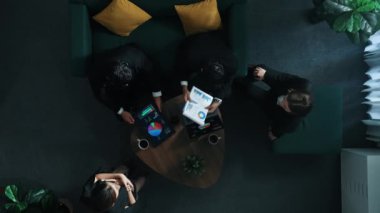 Profesyonel iş adamlarının üst düzey görüşü, akıllı iş adamları toplantı odasından çıkarken dizüstü bilgisayar ve finans grafiği kullanarak borsa yatırım verilerini analiz ediyor. Yaratıcı iş. Müdürlük.