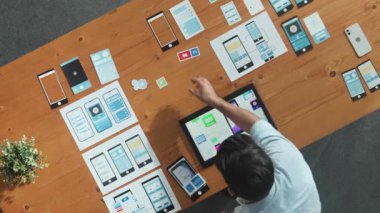 Akıllı yöneticinin üst görünümü Ux Ui tasarımı için simge seçin veya seçin ve yazılım geliştirme planı veya cep telefonu arayüzü ekranıyla karşılaştırın. Kablolu prototip tasarımını seçen geliştirici. Cemaat.