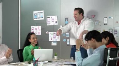Profesyonel iş adamlarından oluşan bir grup sunumda el çırpıyor. Profesyonel Kafkas lideri, yaratıcı iş adamlarının elini çırpıyor. Başarılı bir takım. Yönlendirici.