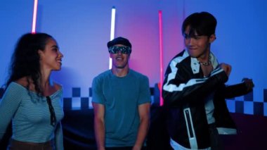 Farklı sokak dansçıları partilerde neon ışıklarıyla şehir pop müziğine taşınırken erkekler süslü gözlükler takıyor. Çekici hipster kameraya bakarken dans eder ya da pratik yapar. Mutluluk.