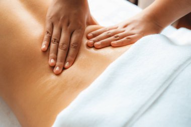 Kapalı alan kadın müşteri stres önleyici spa masajını yapmaktan zevk alıyor ve lüks otel ya da oteldeki gündüz açık hava güzellik salonunda güzellik teniyle eğleniyor. Sessiz.