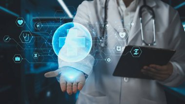 Doktor elinde tablet tutarken ve tıbbi haç ikonu hologramı tutarken yaklaş. Tıbbi araştırma ve teknoloji kullanarak, uzman pratisyen hekimlerin kontrol ve teşhisi. İyileştirici.