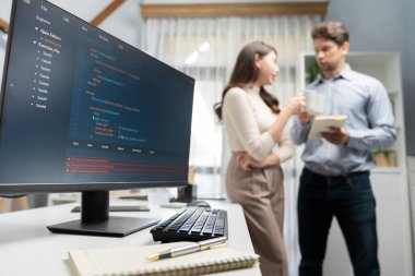 Yazılım, en yeni yaratıcı web sitesini çalışma masasında geliştiricilere karşı hazırlıyor. Kahve içiyorlar ve köşedeki bulanık arka planda yan görüşle birlikte tartışıyorlar. Varsayım.