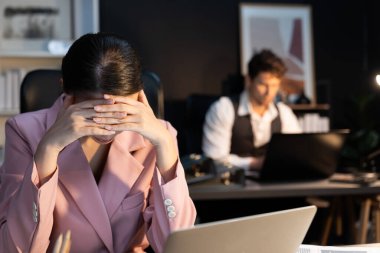 Sırtında, boynunda ve tüm vücudunda ağrıları olan zeki bir iş kadını gecenin geç saatlerinde bulanık arka odada çalışan bir adamla uzun süre kompozisyon esnetiyor. Varsayım.