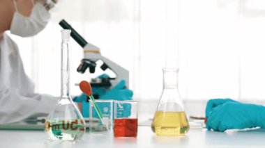 Laboratuvar araştırmacısı kimya teknolojisini kullanarak yeni ilaç ya da tedavi geliştirir. Laboratuvar mikrobiyoloji ekipmanları ile bilimsel uzmanlık ile sağlık hizmetlerinin teknolojik gelişimi. Ağır çekim. Katı.