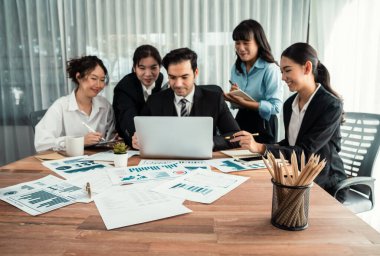 İş zekası grafiği, grafik ve istatistik raporlarını arka planda çalışan bulanık iş adamlarıyla ofis masasına odakla. Habiliment