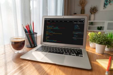 Model uygulama ve program kodlaması için bilgisayar ekranında yazılım geliştirme programlama