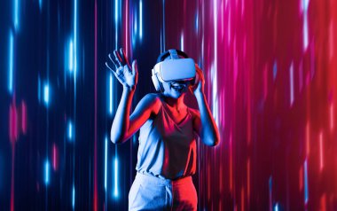 Zeki bir kadın, metaevreni birbirine bağlayan VR kulaklık takan neon ışıklarla çevrili duruyor. Gelecekteki siber uzay topluluğu teknolojisi. Zarif bir kadın dans etmekten, dans etmekten ve şarkı söylemekten hoşlanır. Halüsinasyon.