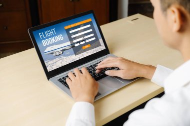 Online uçuş rezervasyon sitesi mod rezervasyon sistemi sağlar. Seyahat teknolojisi kavramı .