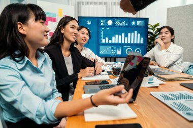 Finansal veri raporunu analiz eden çeşitli bir grup iş analisti. Mali veri analiz çizelgesi ve grafik paneli stratejik pazarlama planlama için toplantı odasında TV ekranında. Habiliment