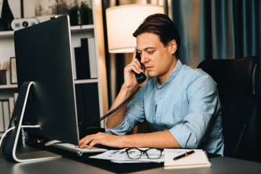 Akıllı iş adamı, iş yeri paragrafı dinamik veri pazarlama analizi planı için telefon ofisinden arıyor. Bireysel.