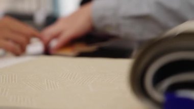 Profesyonel mimar ve iç mimarın yavaş çekim görüntüleri. İç mekan tasarımı için malzeme ve renk paleti sunumu. Müşteri denetimi ve denetimine dayalı. Değiştirilmiş