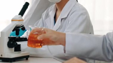 Bilimsel uzmanlığa, laboratuvar ekipmanlarına ve yenilikçi tıbbi biyoteknoloji yazılımına sahip laboratuvar sağlık araştırma ekibi yeni ilaçlar araştırıyor, tedavi geliştiriyor. Ağır çekim. Katı.