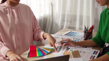 Grafik tasarımı için renk seçimi yapan ve beyin fırtınası yapan iki tasarımcının el kapanışı ya da tasarımcı bürosunda krom danışmanlığı isteyen bir müşteri. Değiştirilmiş