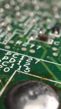 Dolly kaydırıcı ile akıllı telefon çekimleri içinde yeşil baskılı devre tahtası elektroniği aşırı yakın plan.