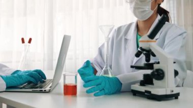 Laboratuvar araştırmacısı yeni bir ilaç geliştirir ya da tedavi eder. Laboratuvar tüpünde renkli kimyasal sıvı kullanır. Bilimsel veya kimya uzmanlığı ve laboratuvar ekipmanları ile sağlık hizmetlerinin teknolojik gelişimi. Katı.