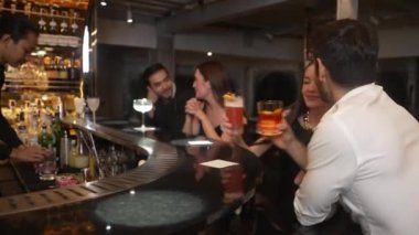 Kokteyl palomasıyla kadeh kaldıran bir çift ve lüks bir barda, canlı sohbetlerde eski moda arkadaşlarıyla Margarita içerken canlı bir gece kulübünde özel bir partiyi kutlayan bir çift. Vinosity.