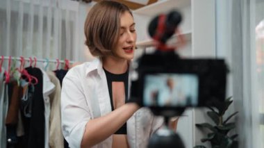 Kadın nüfuzlu kişi sosyal medya ya da blog için canlı yayın yapan video klip eleştirmeni Cilt Bakımı 'nı çekiyor. Kozmetik stüdyosu ışıklandırmalı mutlu genç kız çevrimiçi pazarlama oturumu yayını için..