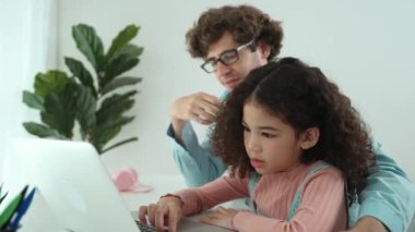 Beyaz bir baba çekici kızına kodlama mühendisliğini öğretirken Amerikalı liseli kız dizüstü bilgisayar ve programlama sistemine odaklanıyor. Pedagoji ve ai üretiyor. Pedagoji.