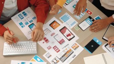 Mobil uygulama ya da web sitesi için kullanıcı arayüzü prototipi planlayan şirket çalışanlarının en iyi görünüm videosu. UX UI tasarımcı beyin fırtınası kullanıcı dostu arayüz planı. Sinerjik