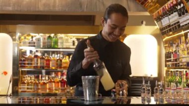 Asyalı barmenin karışık kokteyl likörünü likör karışımına katması, özel reklamı yaratıcı, canlandırıcı, bar lüksünde canlandırıcı bir vitrin haline getiriyor. Vinosity.