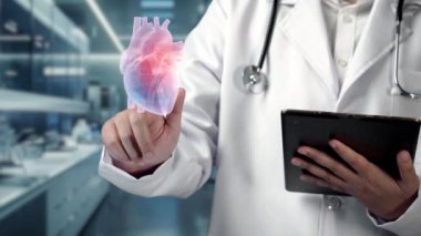 Tablet tutan yetenekli doktorlara yakın çekim yapın ve bulanık bir geçmişi olan kalp hologramına işaret edin. Tıp çalışanı teknolojiyi kullanarak tıbbi verileri kontrol ediyor ve analiz ediyor. İyileştirici.