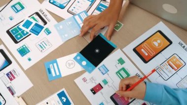 Mobil uygulama ya da web sitesi için kullanıcı arayüzü prototipi planlayan şirket çalışanlarının en iyi görünüm videosu. UX UI tasarımcı beyin fırtınası kullanıcı dostu arayüz planı. Sinerjik