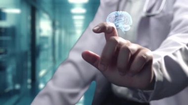 Akıllı doktorların oturduğu ve insan beyni anatomisi hologramının laboratuvarda bulanık bir şekilde yüzdüğü yakın plan. Sağlık çalışanı beyin röntgenine bakıyor. Teknoloji. İyileştirici.