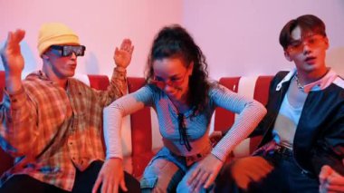 Şık gözlükler takan Happy dans takımı şehir pop veya hip hop müziğine taşınıyor. Modern restoranda birlikte komik serbest dans ederken profesyonel sanatçı grubu oturuyordu. Mutluluk.