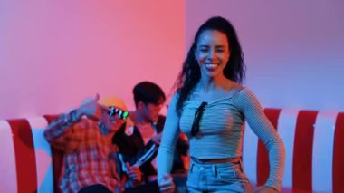 İspanyol dansçı çeşitli arkadaşlar birlikte dans ederken hareket eder. Mutlu profesyonel hipster el sıkışırken aynı zamanda çok kültürlü bir grubu destekliyor ve cesaretlendiriyor. Mutluluk.