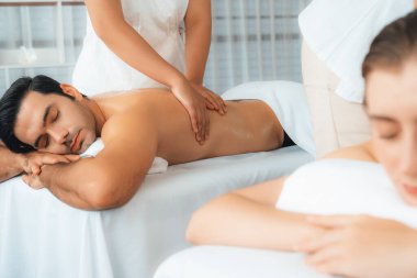 Kafkas çift müşterisi stres önleyici spa masajının keyfini çıkarıyor ve lüks otel veya oteldeki gündüz açık hava ortamında güzellik teniyle eğleniyor. Sessiz.