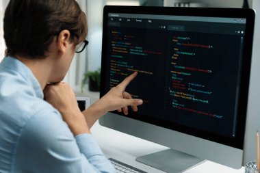 IT geliştiricisi, yeni kod programları güncelleme sürüm yazılım genel sistem projesinin dizüstü bilgisayarı ile karşılaştırma üzerine çevrimiçi yazılım geliştirme bilgisini nokta nokta seçiyor. Bireysel.