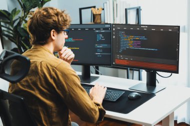 Bilgisayar ekranında çevrimiçi yazılım geliştirme kodlaması oluşturma konusunda stresli bir şekilde çalışan IT geliştiricisi, modern ofisteki web sitesi projesinde en son sürüm uygulaması için düşünme programı. Toplayıcı.