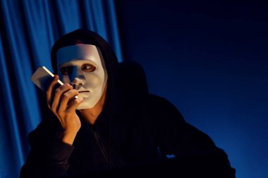 Bilgi işlem sahibini arayıp büyük bir veritabanı ile fidye tehdidinde bulunmasını programlayarak şifreli şifreleme kurmasını ve güvensiz bir mahremiyet sağlamaya çalışmasını söyleyen isimsiz beyaz suçlu maskesi. Bireysel.