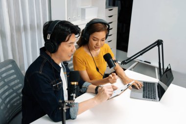 Gülümseyen radyo etkili sunucular, kulaklık takarak sosyal medya kanalından canlı yayın yapıyorlar ve sabah saatlerinde stüdyo kaydında dinleyicilere konu ve dizüstü bilgisayar üzerinden konuşuyorlar. İnfobahn.