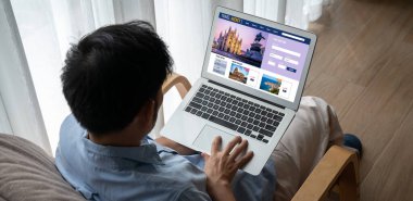 Model arama ve seyahat planlama için internet sitesi uçuş, otel ve tur rezervasyonları için anlaşma ve paket sunuyor