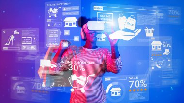 VR gözlük takan ve online alışveriş ekranına bakan mutlu bir genç. Zeki Afrikalı kız mavi ve pembe arka planda artırılmış gerçeklik teknolojisi kullanıyor. Teknoloji yeniliği konsepti. Yaratıcılık.