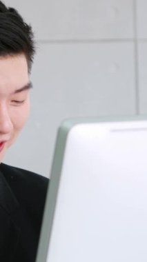 Ofiste çalışan kulaklık takan işadamları uzak müşteri ya da meslektaşlarını desteklemek için çalışıyorlar. Arama merkezi, tele pazarlama, müşteri destek acentesi telefon görüşmesinde hizmet sunar.