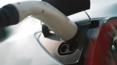 Elektrikli taşıt teknolojisi konut alanı ya da EV akü şarjı için ev şarj istasyonu olarak kullanılır. Gelecekteki çevre için temiz ve sürdürülebilir enerji ile çevre dostu ulaşım. Titiz