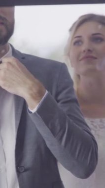 Gelinlik giymiş mutlu gelin ve damat düğün törenine hazırlanıyor. Kadın ve erkeğin romantik aşkı..