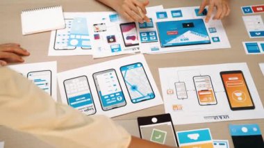 Mobil uygulama ya da web sitesi için kullanıcı arayüzü prototipi planlayan şirket çalışanlarının panorama videosu. UX UI tasarım beyin fırtınası kullanıcı dostu arayüz planı tasarlıyor. Sinerjik