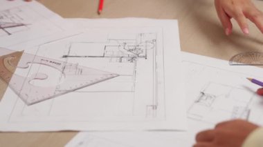 Müşteri denetimi ile yavaş çekim iç mimar taslağı hazırlamak ve ev dekorasyonunu müşteri talebine göre düzenlemek. Mimari müşteri hizmetleri. Değiştirilmiş