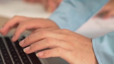 Mimarlık ve güvenlik mühendisi, modern ofiste doğruluk için mimari belge ve ölçüm aracı kullanılarak dizüstü bilgisayarın üzerinde sergilenen planlar hakkında tartıştı. - Yakın çekim. Tanımlama.