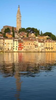 Hırvatistan 'ın Rovinj kenti - Hırvatistan' ın Istria yarımadasındaki eski Rovinj kasabasının panoramik manzarası. Rovinj, Hırvatistan 'ın popüler bir turizm beldesi, balıkçılık limanı ve kültür seyahati.